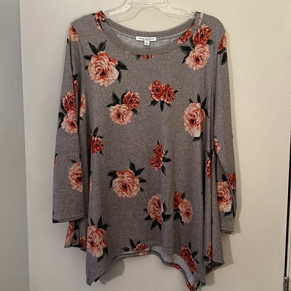 Green Envelope 1X women’s top